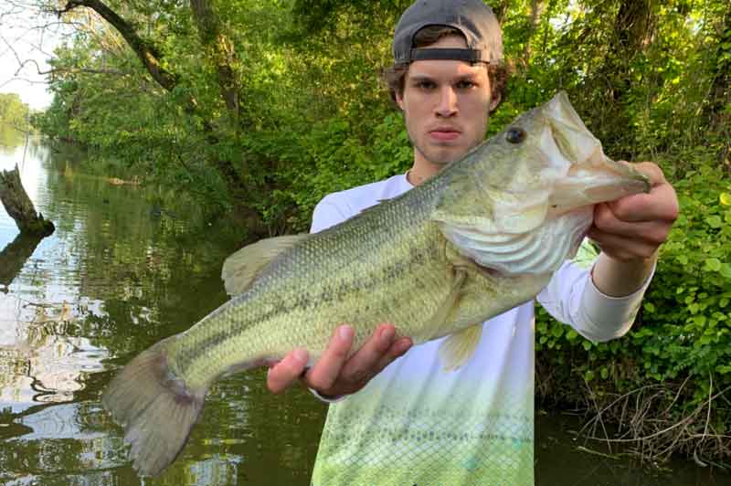 largemouth bass fishing 