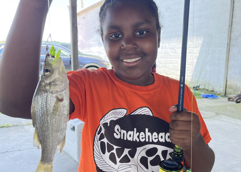 kids fishing in the bay