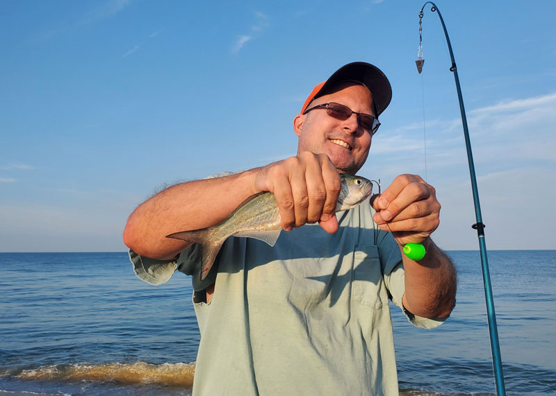 angler surf fishing with a weighted rig