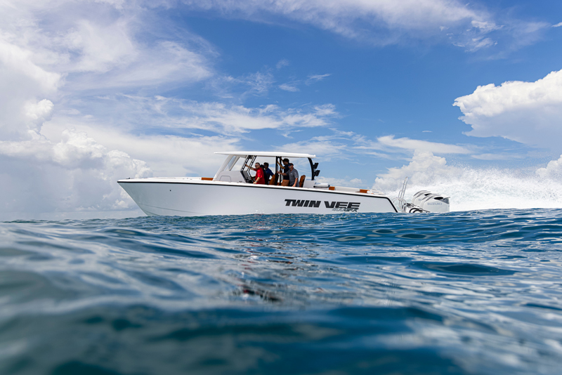 Twin Vee 40 GFX Center Console: Apex Predator